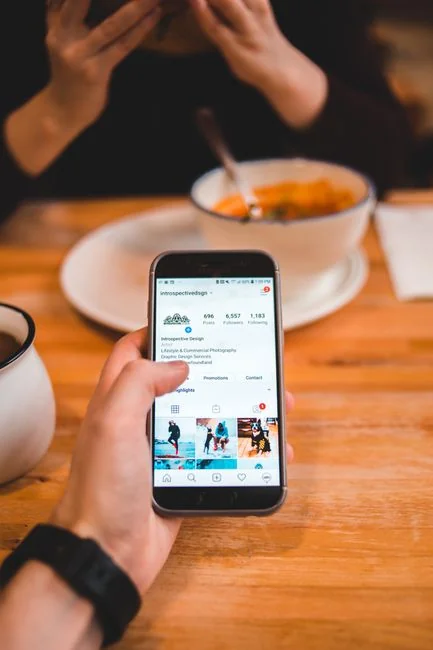 Des notes autocollantes présentant des idées de marketing pour les fêtes, destinées aux campagnes de Noël sur les réseaux sociaux et par e-mail.